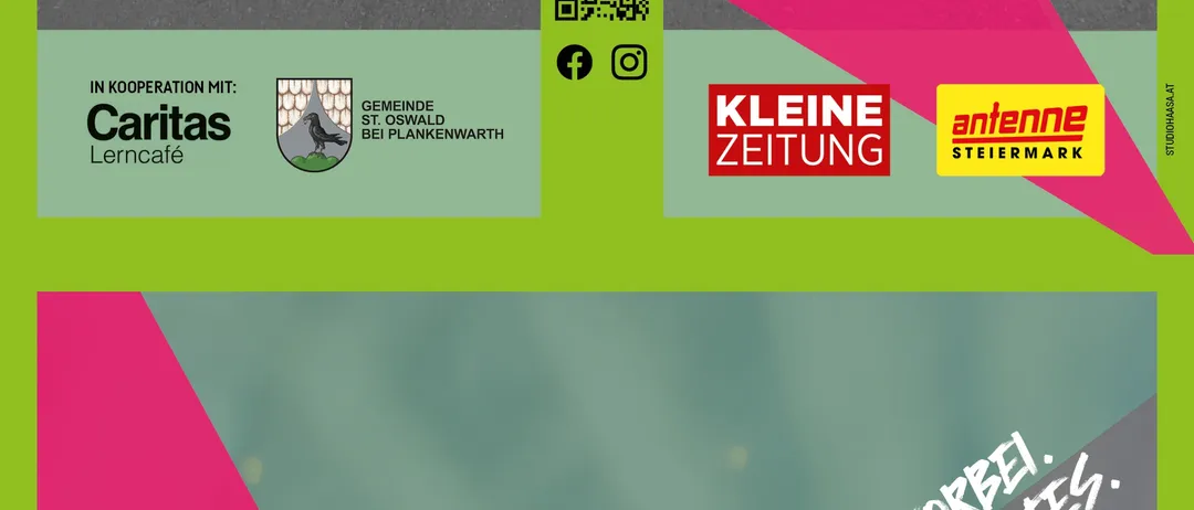 Ein Werbeplakat für die Veranstaltung Folkstrot mit rosa, grünen und grauen Farben, einschließlich Logos von Caritas, Kleine Zeitung und Antenne. Ein QR-Code ist auf dem Plakat vorhanden.