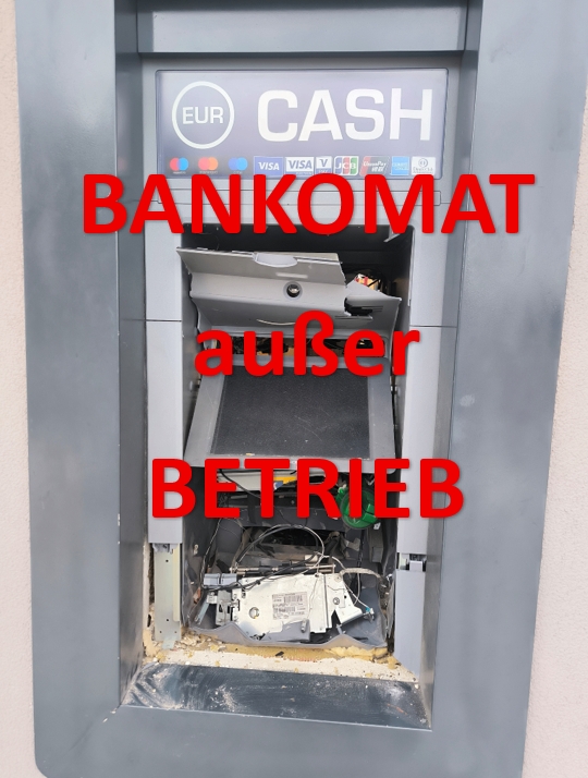 Ein Geldautomat zeigt 'CASH BANKOMAT AUßER BETRIEB' an, was bedeutet, dass er außer Betrieb ist. Der Automat ist geöffnet und seine internen Komponenten sind sichtbar.