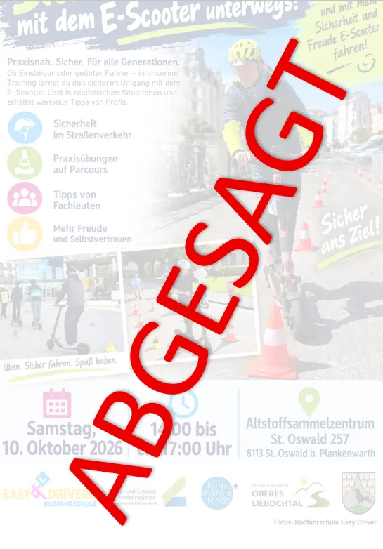 Ein Plakat, das ein Rollertraining ankündigt, mit einer Person, die einen Roller mit Helm fährt, umgeben von Verkehrskegeln.