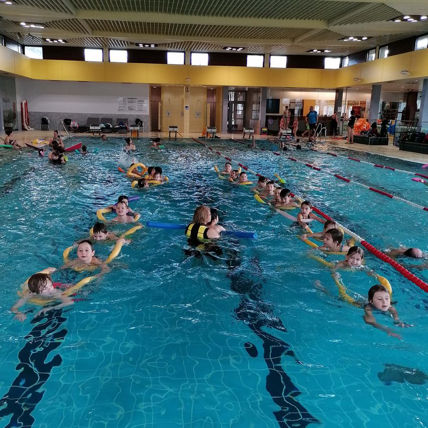 Bild enthält, Person, Swimming, Water, Water Sports, Adult, Female, Woman, Baby, Pool, Swimming Pool