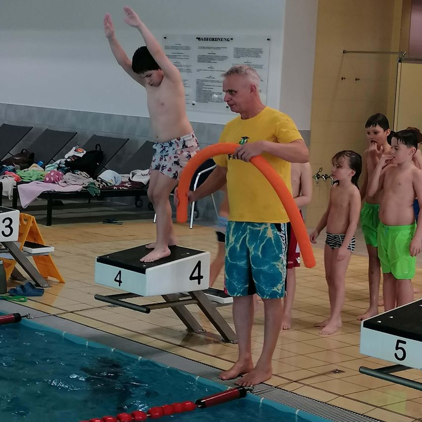 Bild enthält, Pilates, Working Out, Clothing, Shorts, Person, Boy, Child, Male, Water, Head