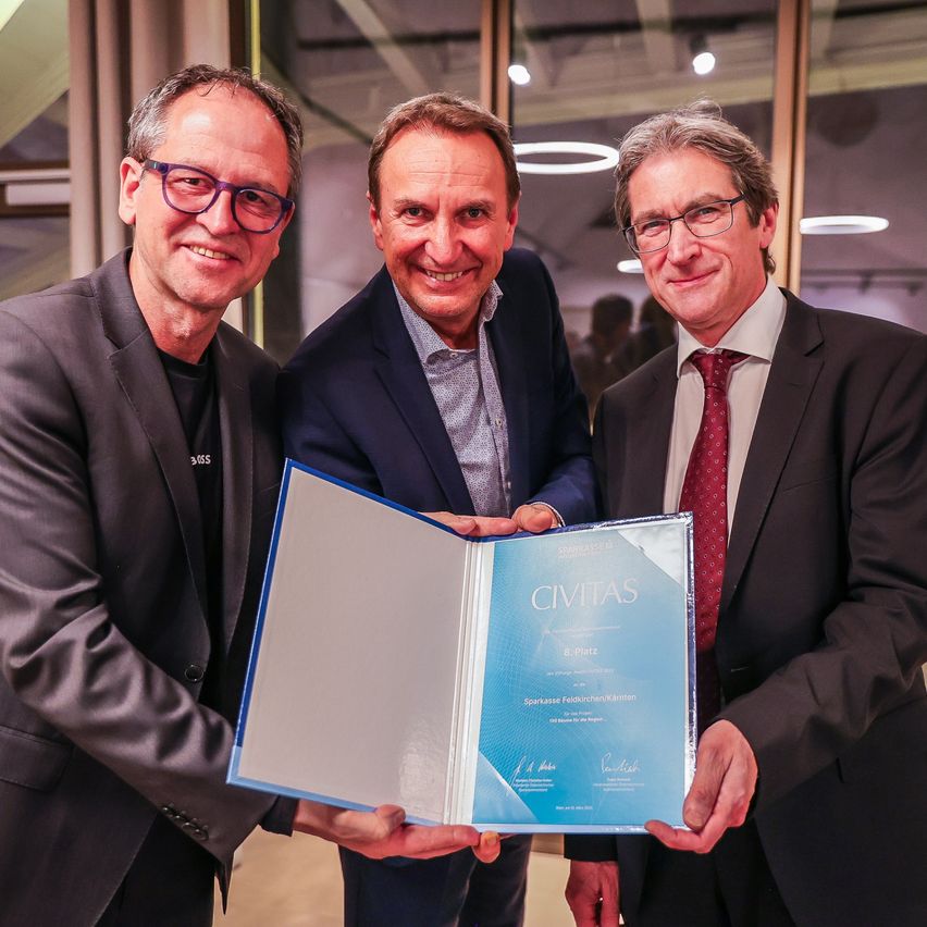 Bild enthält, Coat, Suit, Adult, Male, Man, Person, People, Groupshot, Glasses, Face