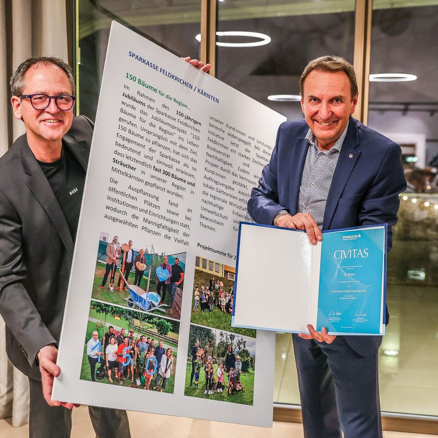 Bild enthält, Advertisement, Poster, Adult, Male, Man, Person, Coat, Face, Glasses, Publication