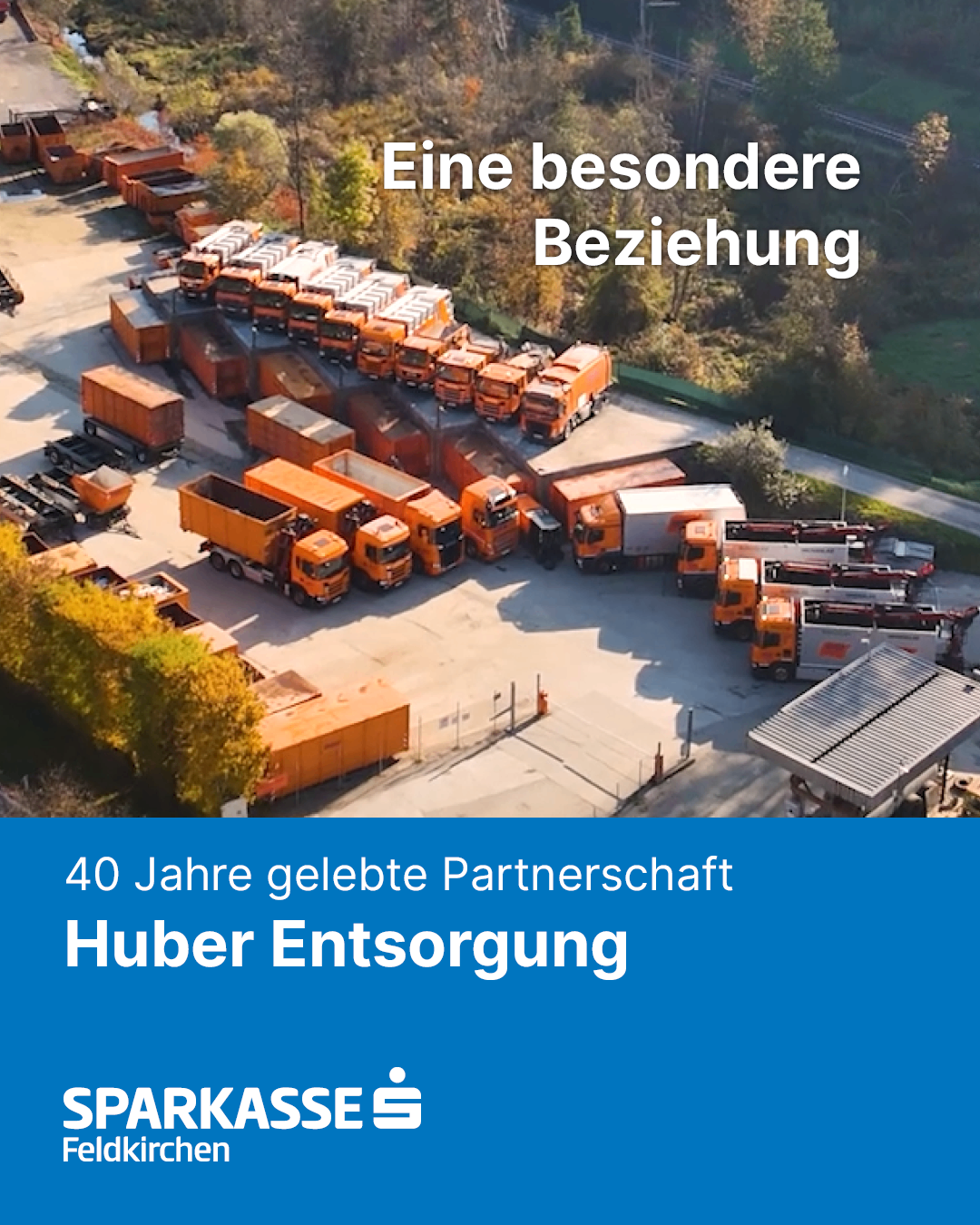 Luftaufnahme von vielen orangefarbenen Lastwagen, die in einer Reihe geparkt sind. Ein Textüberlagerung sagt 'Eine besondere Beziehung'. Darunter steht '40 Jahre gelebte Partnerschaft Huber Entsorgung'.