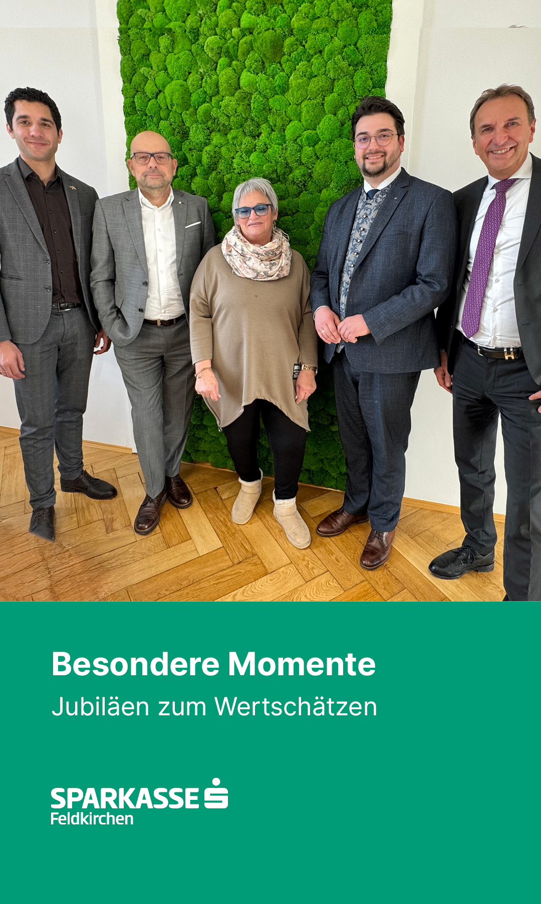 Five individuals, all dressed formally, stand against a green backdrop. A woman in the center wears a scarf and boots. The text reads 'Besondere Momente Jubiläen zum Wertschätzen'.