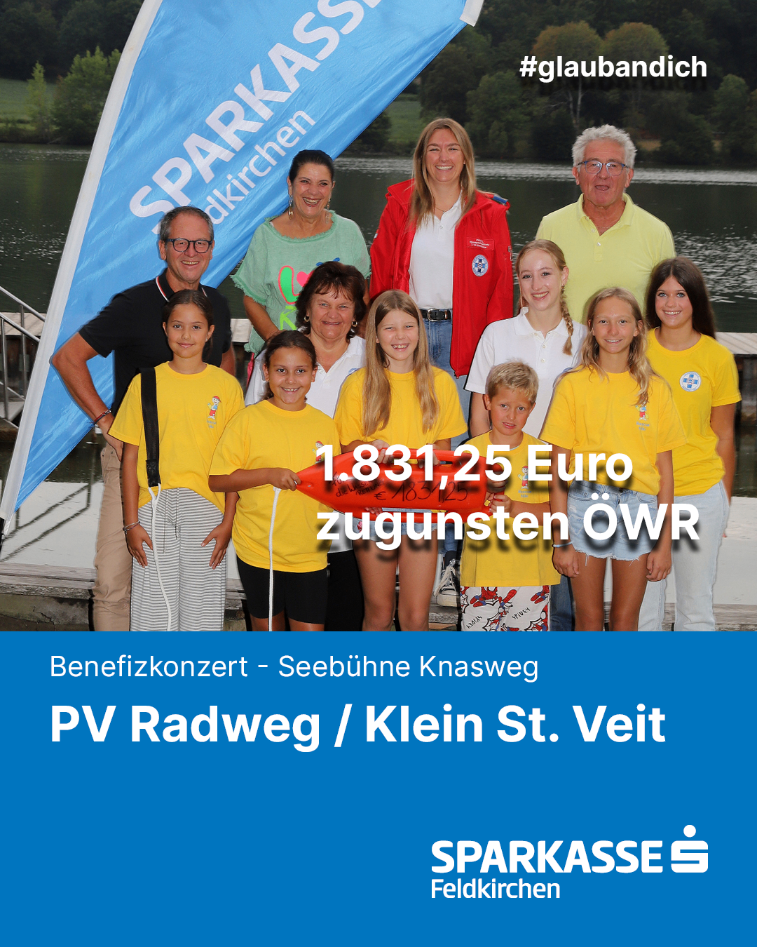 Eine Gruppe von Menschen, darunter Erwachsene und Kinder, steht gemeinsam vor einem See. Sie tragen alle gelbe T-Shirts mit einem Logo und Text darauf. Der Text lautet '1.831,25 Euro zugunsten OWR'. Die Erwachsenen lächeln und scheinen für ein Foto zu posieren. Im Hintergrund befindet sich ein Banner mit dem Text 'SPARKLEINCHEN'.