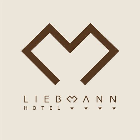 Das Logo des Liebmann Hotels zeigt eine stilisierte Herzform mit drei Sternen darunter, die die Servicebewertung darstellen. Das Design ist schlicht und elegant.