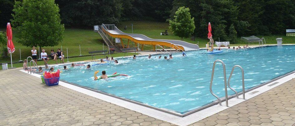 Bild enthält, Person, Sport, Swimming, Water, Water Sports, Pool, Swimming Pool, Outdoors, Nature, Scenery