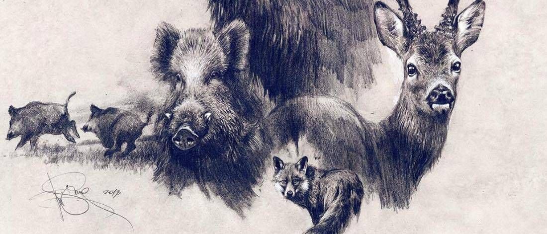 Eine Kohlezeichnung zeigt einen brüllenden Elch mit großen Geweihen, begleitet von einem Reh, Wildschwein und Fuchs in einer natürlichen Umgebung.