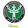 Ein grüner Schild mit einem Hirsch und einem Kreuz symbolisiert einen Jagdclub, mit dem Wort 'Jagdschutz' darauf. Unten ist ein Markenname 'Turnau'.