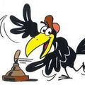 Ein Karikatur-Raben mit gelbem Schnabel und rotem Kamm fliegt über eine zerbrochene Tonvase auf weißem Hintergrund.