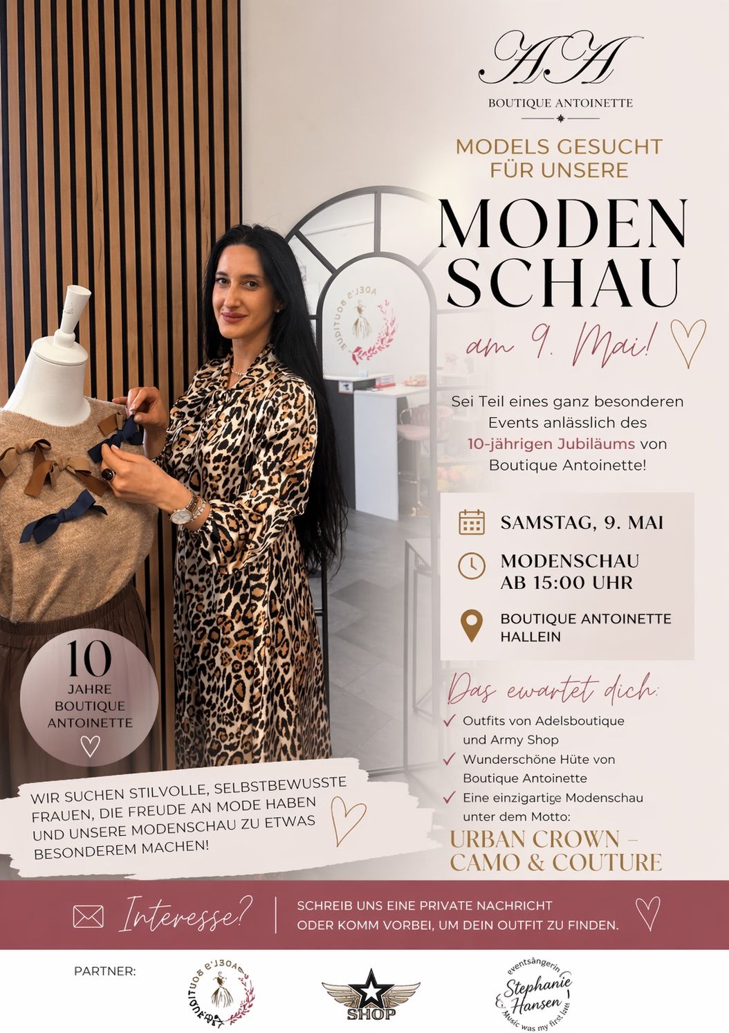 Eine Frau steht neben einem Mannequin, das ein Leopardendruckkleid trägt. Sie justiert ein Kleidungsstück am Mannequin. Der Text auf dem Bild ist auf Deutsch und beschreibt eine Modenschau.