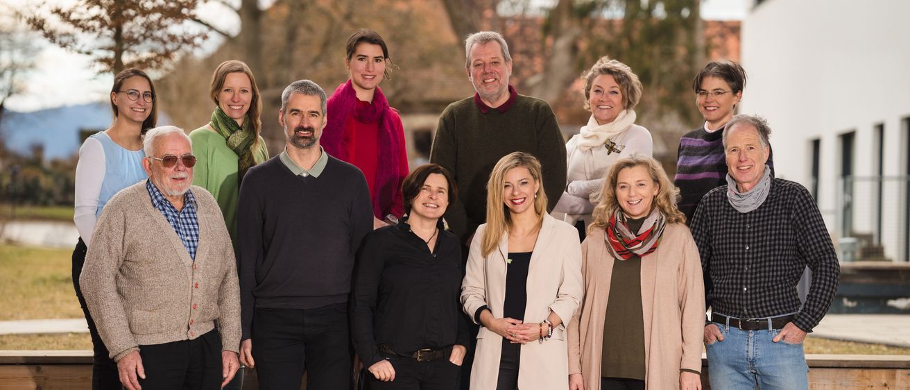 Bild enthält, Groupshot, Person, People, Jeans, Adult, Female, Woman, Coat, Male, Man