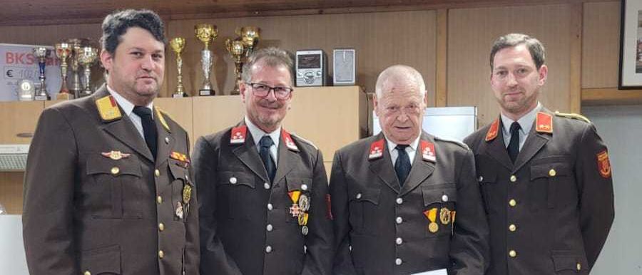 Bild enthält, Adult, Male, Man, Person, Military, Coat, Officer, Suit, Blazer, Military Officer