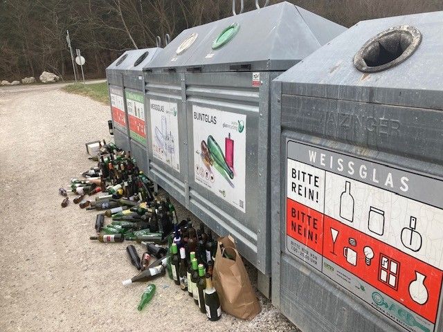 Bild enthält, Mortar Shell, Weapon, Garbage, Trash, Accessories, Bag, Handbag