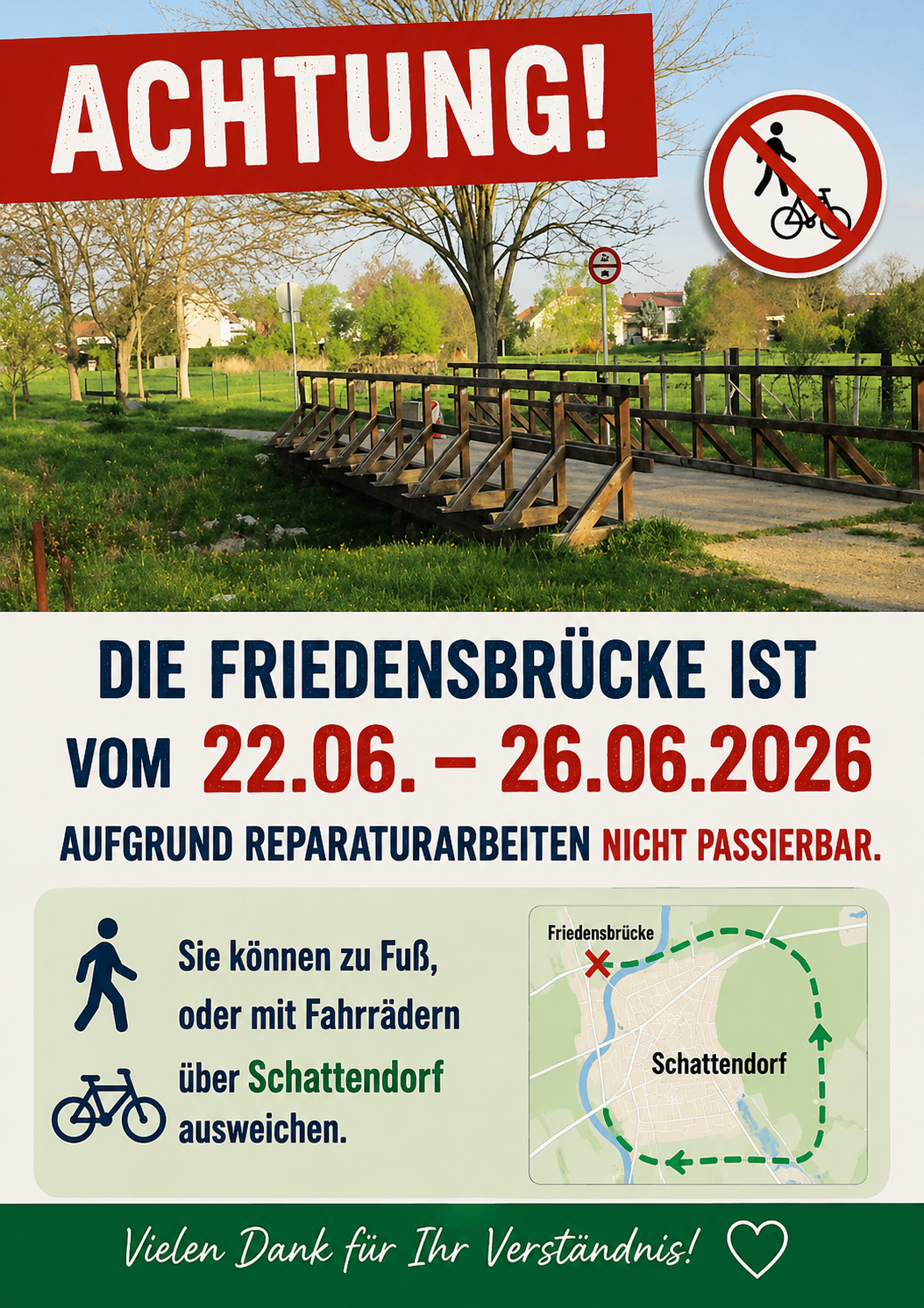 Ein Plakat zeigt eine Holzbrücke über einen Fluss, mit einem roten Schild, das Fahrräder verbietet. Der Text lautet: 'Friedensbrücke ist vom 22.06. bis 26.06.2026 wegen Reparaturarbeiten gesperrt.' Es gibt Symbole eines Fußgängers und eines Fahrrads.