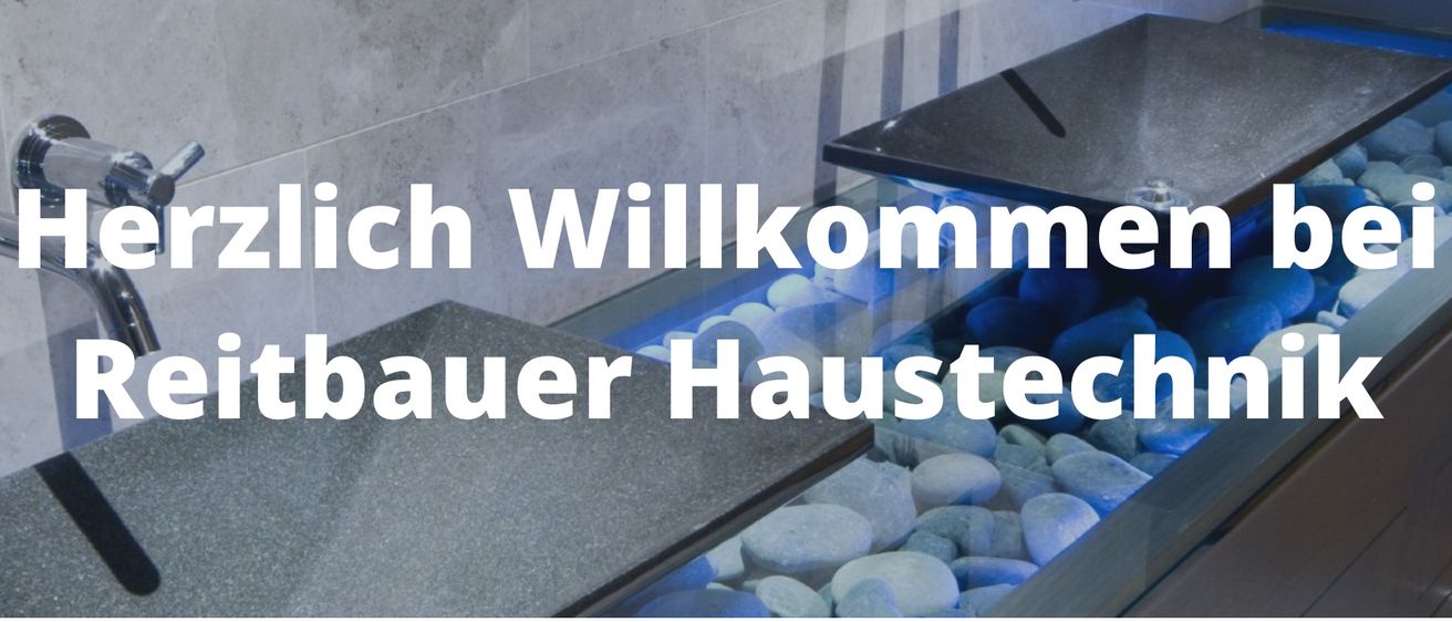 Eine durchsichtige Glasscheibe zeigt ein Kiesbett und eine Wand mit den Texten 'ch Willkommen' und 'auer Hauste'.