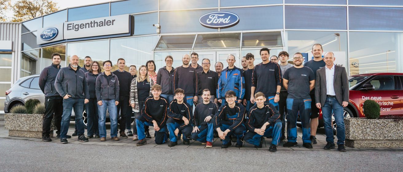 Bild enthält, People, Person, Groupshot, Jeans, Pants, Coat, Jacket, Shoe, Car, Wheel