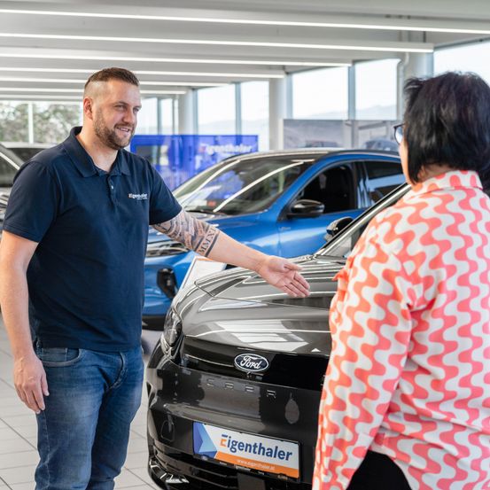 Bild enthält, Jeans, Adult, Male, Man, Person, Female, Woman, Car, Car Dealership, Wheel