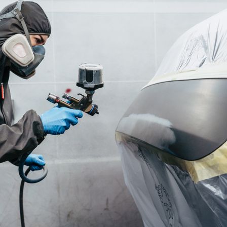 Bild enthält, Adult, Male, Man, Person, Clothing, Glove, Face, Head