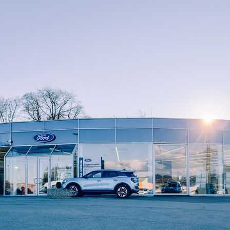 Bild enthält, Car, Car Dealership, Transportation, Vehicle, Architecture, Building, Machine, Wheel, Office Building