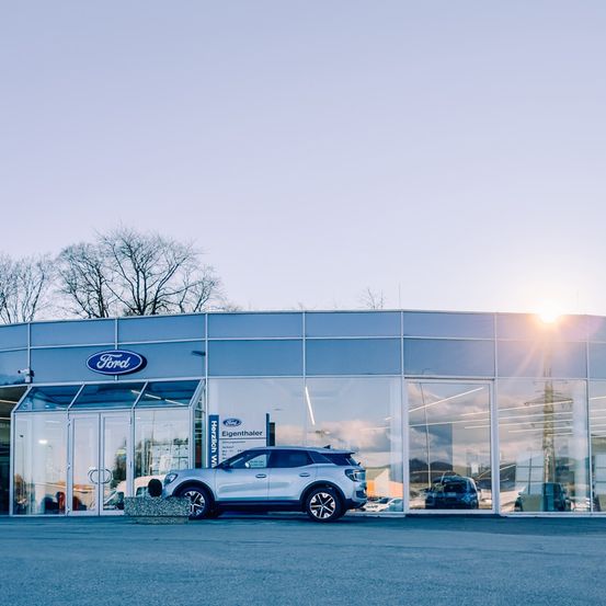 Bild enthält, Car, Car Dealership, Transportation, Vehicle, Architecture, Building, Machine, Wheel, Office Building