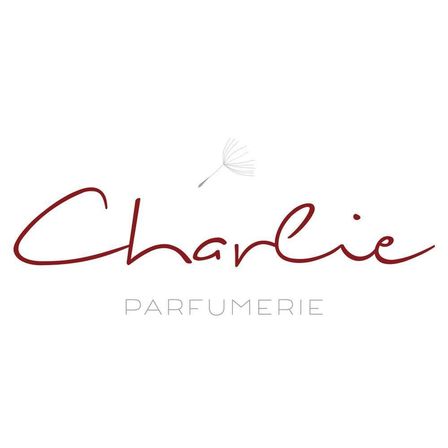 Das Logo von Charlie Perfumerie zeigt einen weißen Hintergrund mit einem stilisierten roten Namen, 'Charlie', und einer kleinen, zarten Feder darüber.