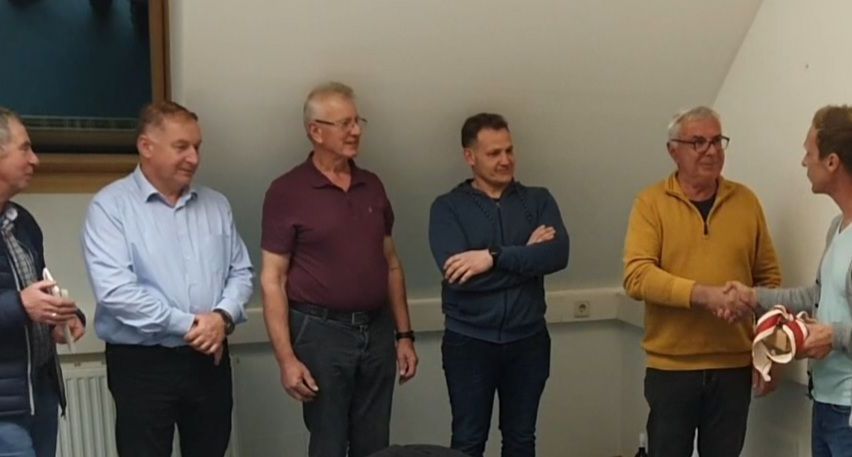 Bild enthält, Adult, Male, Man, Person, People, Coat, Jeans, Face, Head