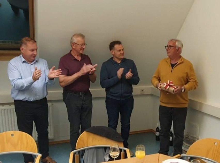 Bild enthält, Adult, Male, Man, Person, Coat, Applause, Face, Head, Jeans, Crowd