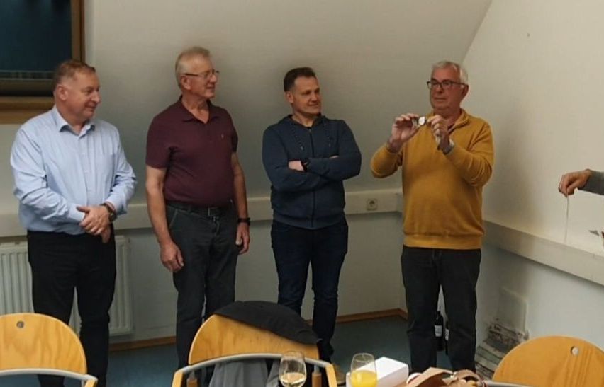 Bild enthält, Adult, Male, Man, Person, Coat, Shirt, Face, Head, Jeans