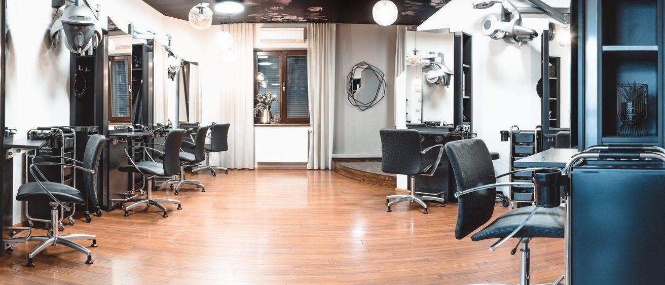 Bild enthält, Indoors, Beauty Salon, Barbershop, Lamp