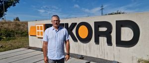 Bild enthält, Person, Standing, Adult, Male, Man, Text, Clothing, Jeans, Pants, Face