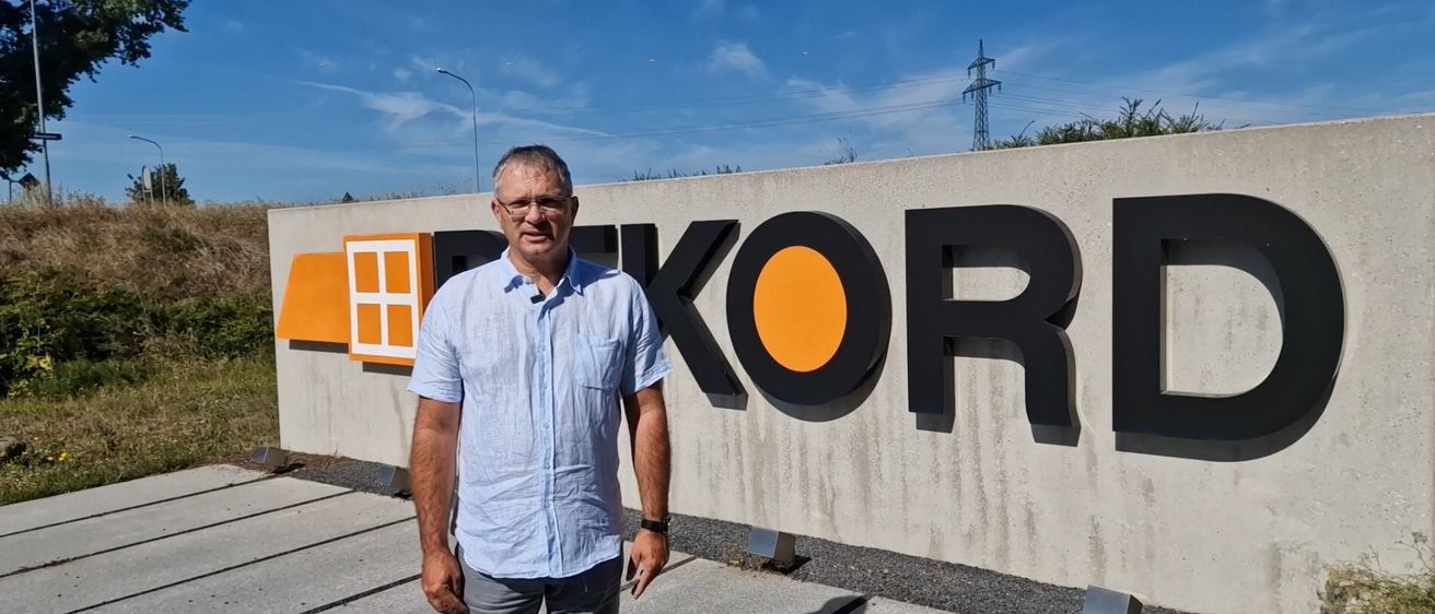 Bild enthält, Person, Standing, Adult, Male, Man, Text, Clothing, Jeans, Pants, Face