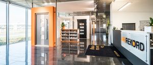 Bild enthält, Floor, Flooring, Architecture, Building, Indoors, Foyer, Electronics, Hardware, Monitor, Screen