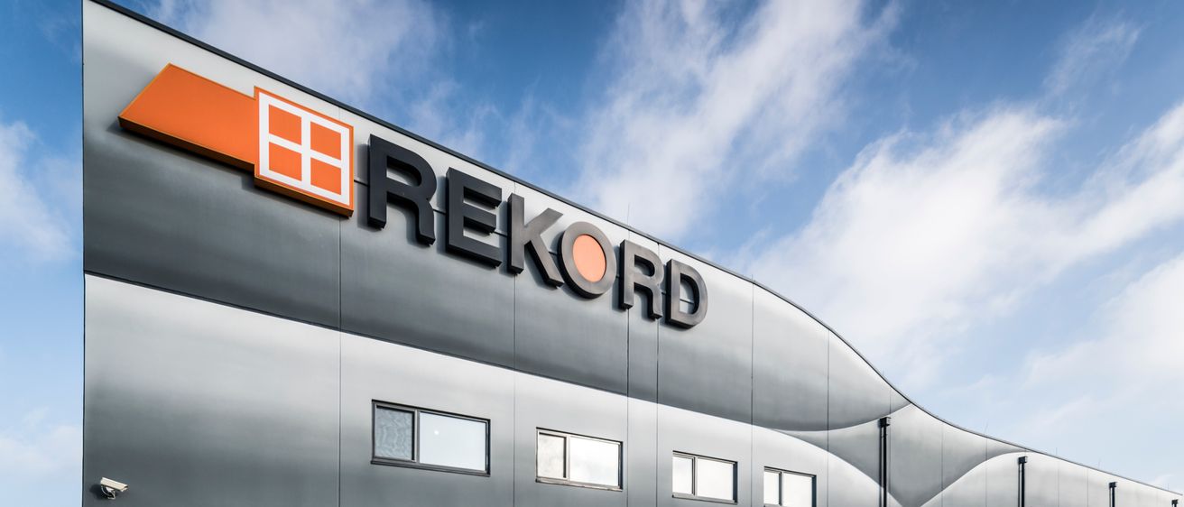 Bild enthält, Architecture, Building, Car, Car Dealership, Transportation, Vehicle, Airport, Office Building, Terminal