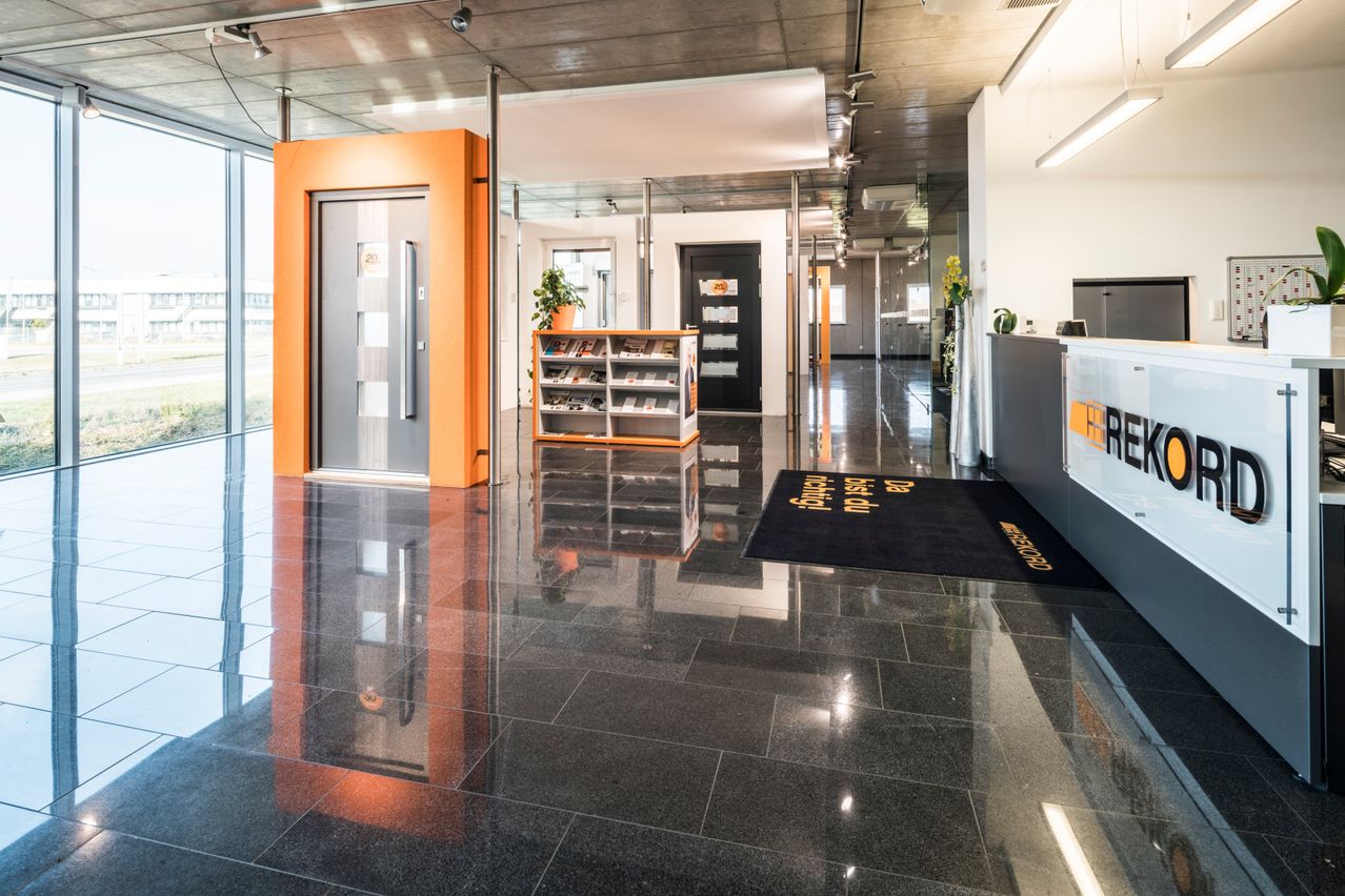 Bild enthält, Floor, Flooring, Architecture, Building, Indoors, Foyer, Electronics, Hardware, Monitor, Screen