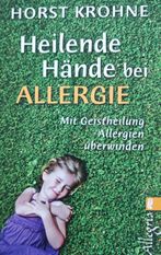 Ein Buchcover für 'Heilende Hände bei Allergie' mit einem jungen Mädchen, das lächelnd auf grünem Gras liegt. Der Titel ist in fetten weißen Buchstaben.
