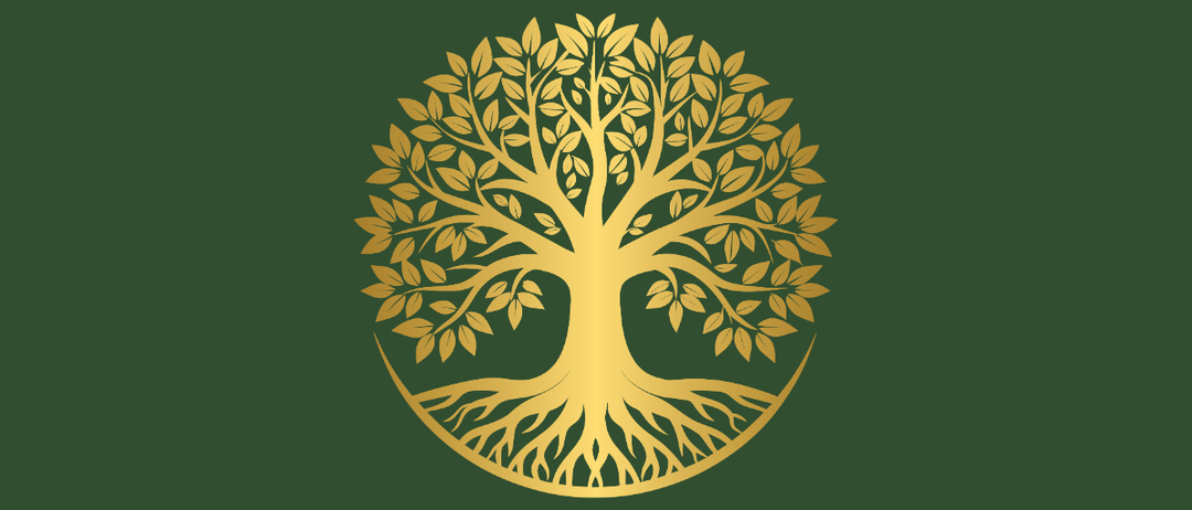 Ein goldenes Baumlogo auf grünem Hintergrund. Der Baum hat Blätter und Wurzeln mit einem goldenen Umriss. Die Wurzeln breiten sich in einer kreisförmigen Form aus.