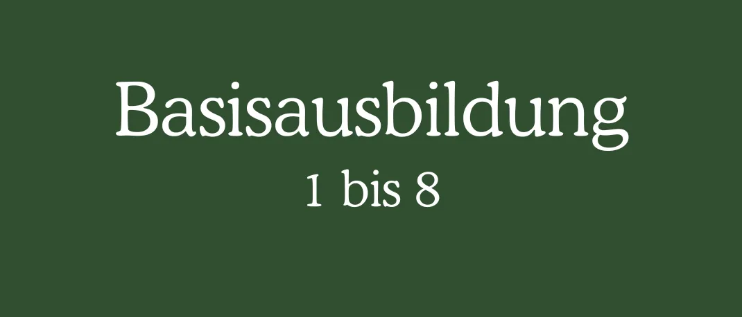 Grüner Hintergrund mit weißem Text, der 'Basisausbildung 1 bis 8' liest. Es scheint ein Titel oder eine Beschriftung zu sein.