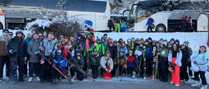 Bild enthält, People, Person, Adult, Male, Man, Handbag, Glove, Coat, Shoe, Bus