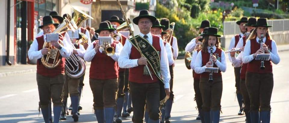 Bild enthält, People, Person, Group Performance, Music Band, Adult, Female, Woman, Male, Man, Tuba