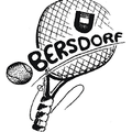 Eine Schwarz-Weiß-Zeichnung eines Tennisschlägers mit einem Ball, auf dem der Schriftzug 'Bersdor' steht. Der Schläger hat ein Netz und einen Griff.