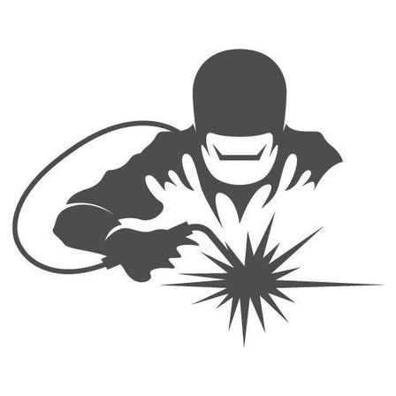 Eine Silhouette eines Schweißers in Schutzkleidung, der mit einem hellen Funken schweißt.