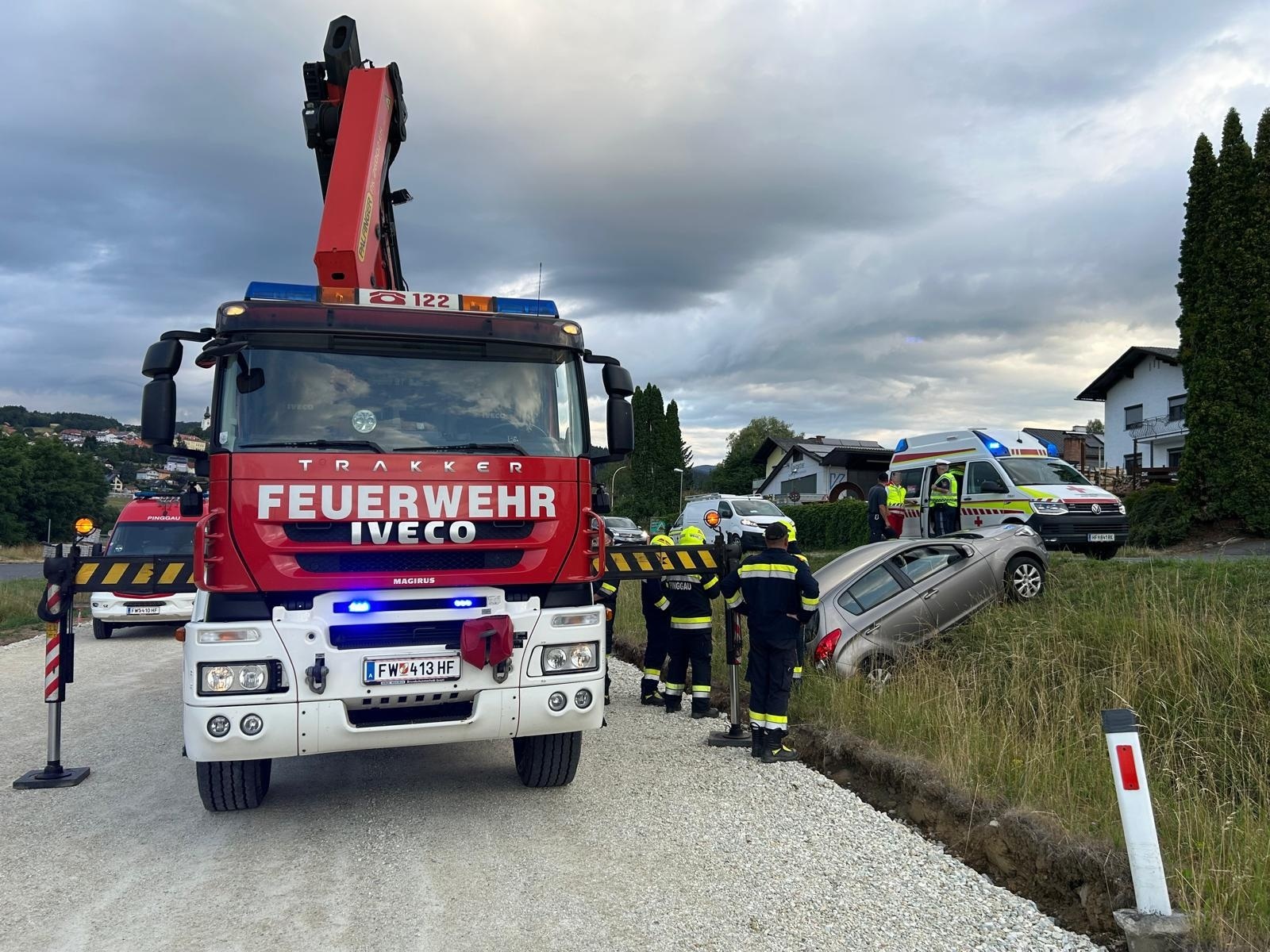 Feuerwehr und Rettung im Einsatz bei Autobergung in Österreich