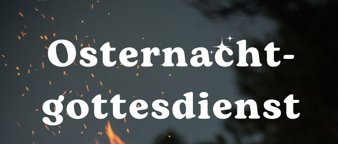 Ein Plakat bewirbt einen Gottesdienst mit einem Bild von lodernden Flammen. Der Gottesdienst findet am 4. April um 20 Uhr mit Pfarrer Jens Mayer und Organist David Burgstaller statt.