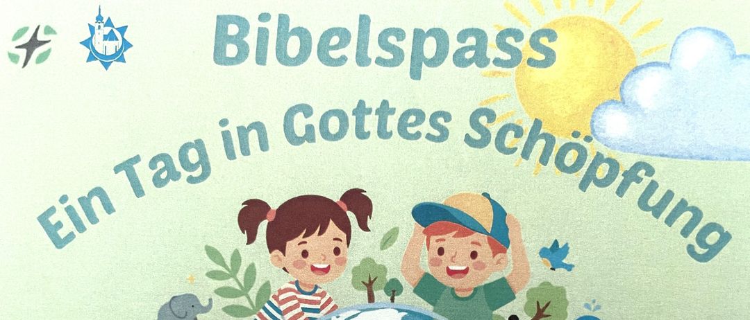 Ein Kinderbuchcover mit einem Jungen und einem Mädchen, die lächeln und eine Erde halten, mit Bäumen und einer Sonne im Hintergrund. Der Titel lautet 'Bibelspass in Gottes Schoß.'