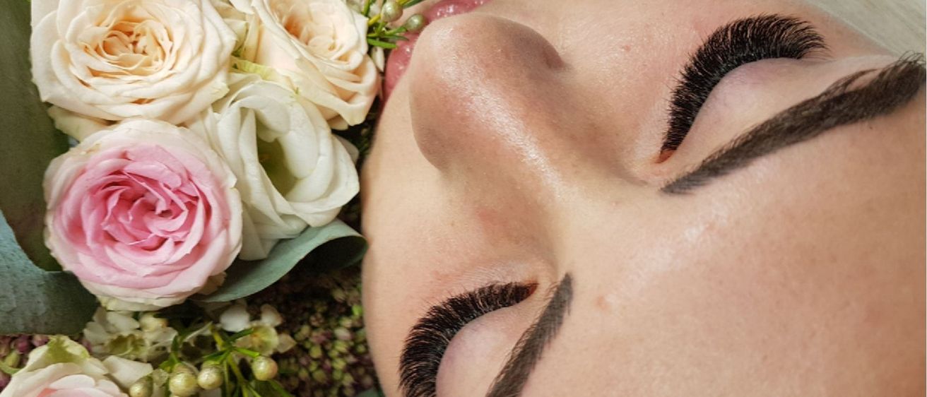 Eine Collage aus vier Bildern zeigt eine Frau mit blondem Haar und sorgfältig gestylten Augenbrauen, die Blumen hält. Die Bilder konzentrieren sich auf ihre Gesichtszüge und zeigen die Schönheit ihres Make-ups und die Eleganz ihrer Blumen.