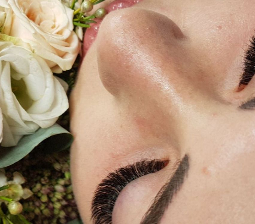 Eine Collage aus vier Bildern zeigt eine Frau mit blondem Haar und sorgfältig gestylten Augenbrauen, die Blumen hält. Die Bilder konzentrieren sich auf ihre Gesichtszüge und zeigen die Schönheit ihres Make-ups und die Eleganz ihrer Blumen.