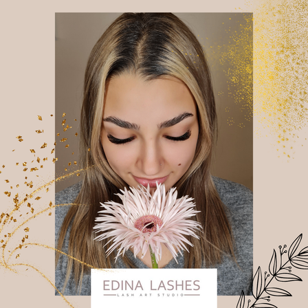Eine Frau mit langen Haaren hält eine rosa Blume und betrachtet sie. Sie trägt ein graues Oberteil. Das Bild hat einen goldenen Glitzereffekt. Der Text 'EDINA LASHES' befindet sich am unteren Rand des Bildes.