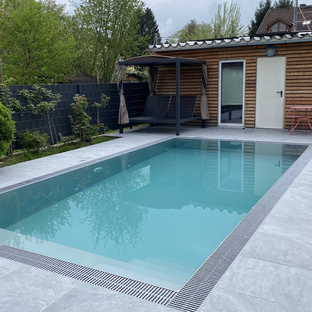 Bild enthält, Pool, Water, Swimming Pool, Outdoors, Aerial View, Bench, Hot Tub, Chair, Desk, Handbag